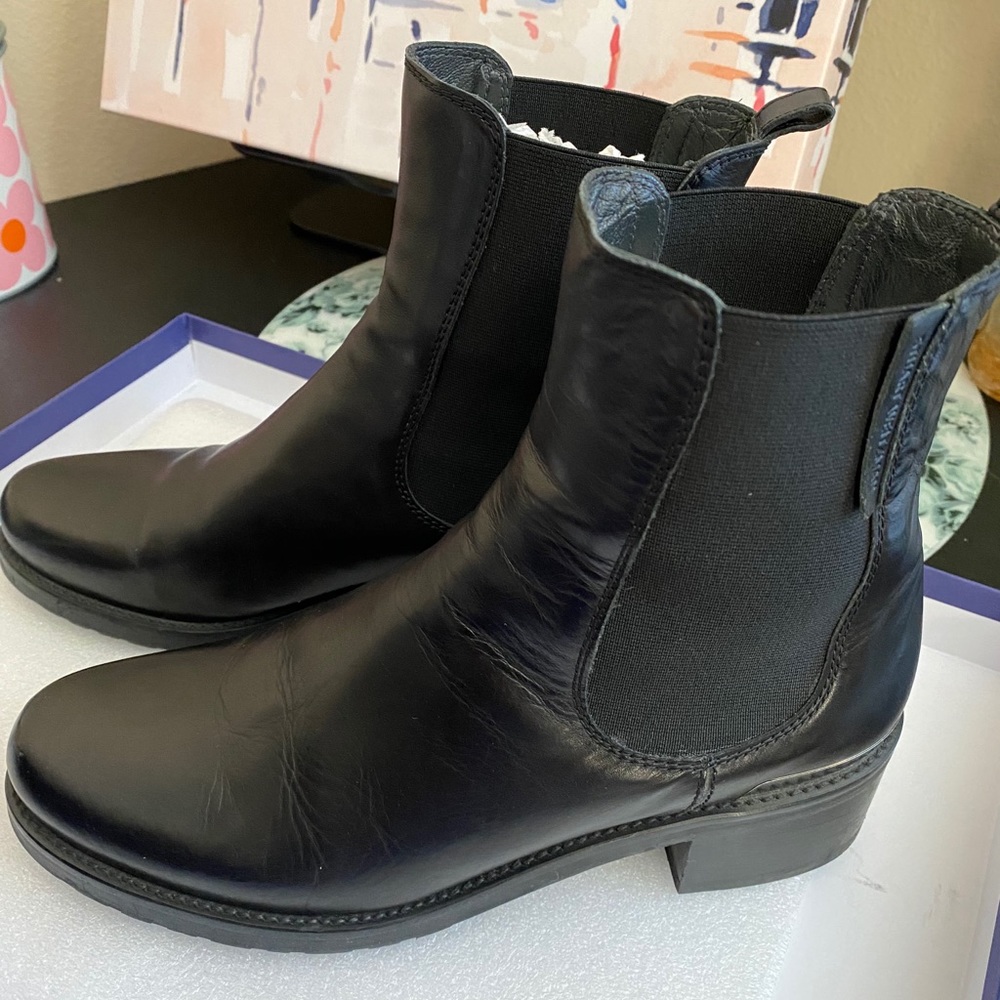 Stuart Weitzman Chelsea boots black calf